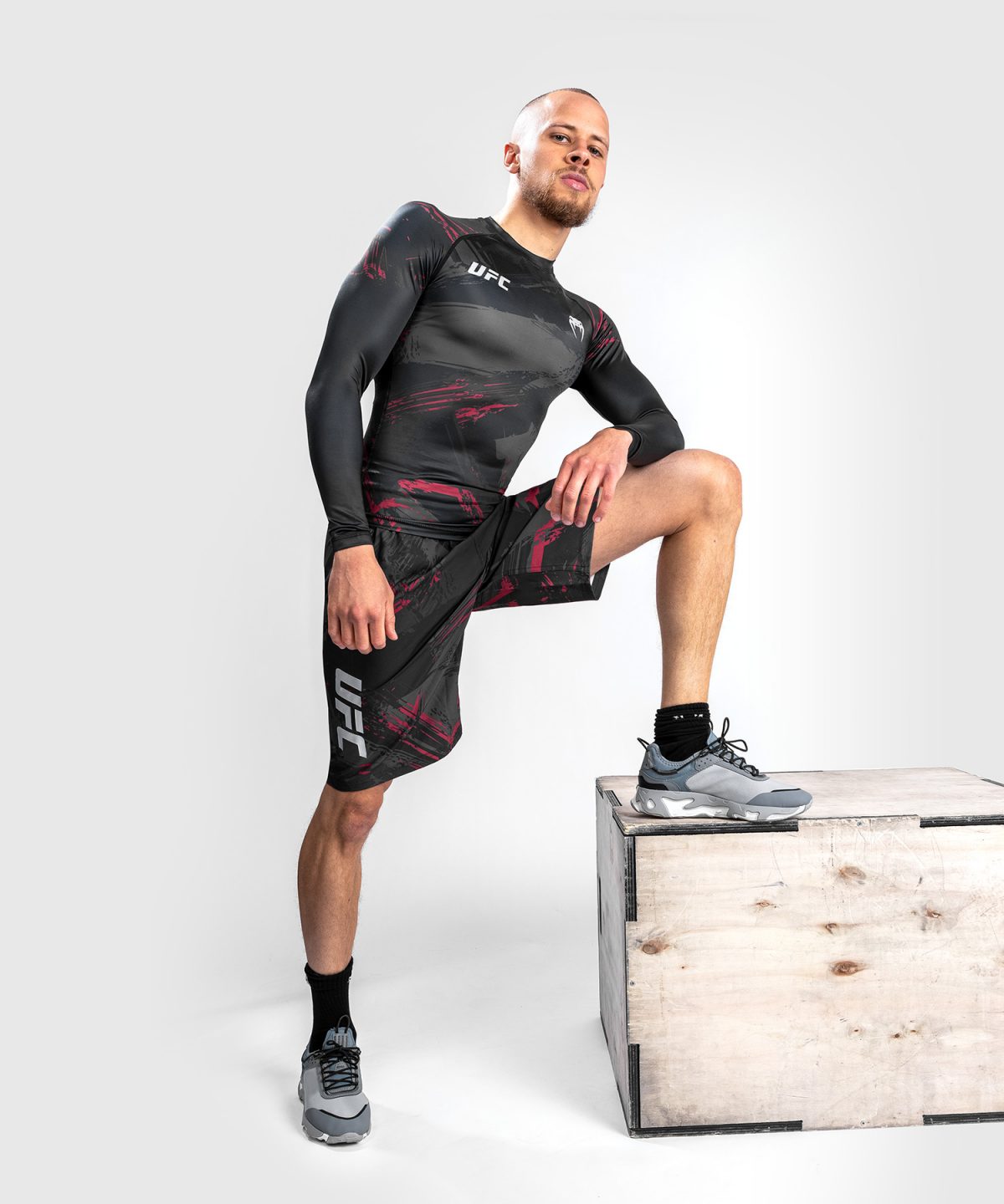 UFC VENUM AUTHENTIC FIGHT WEEK 2.0 LONG SLEEVE RASHGUARD - BLACK & RED - Image 4