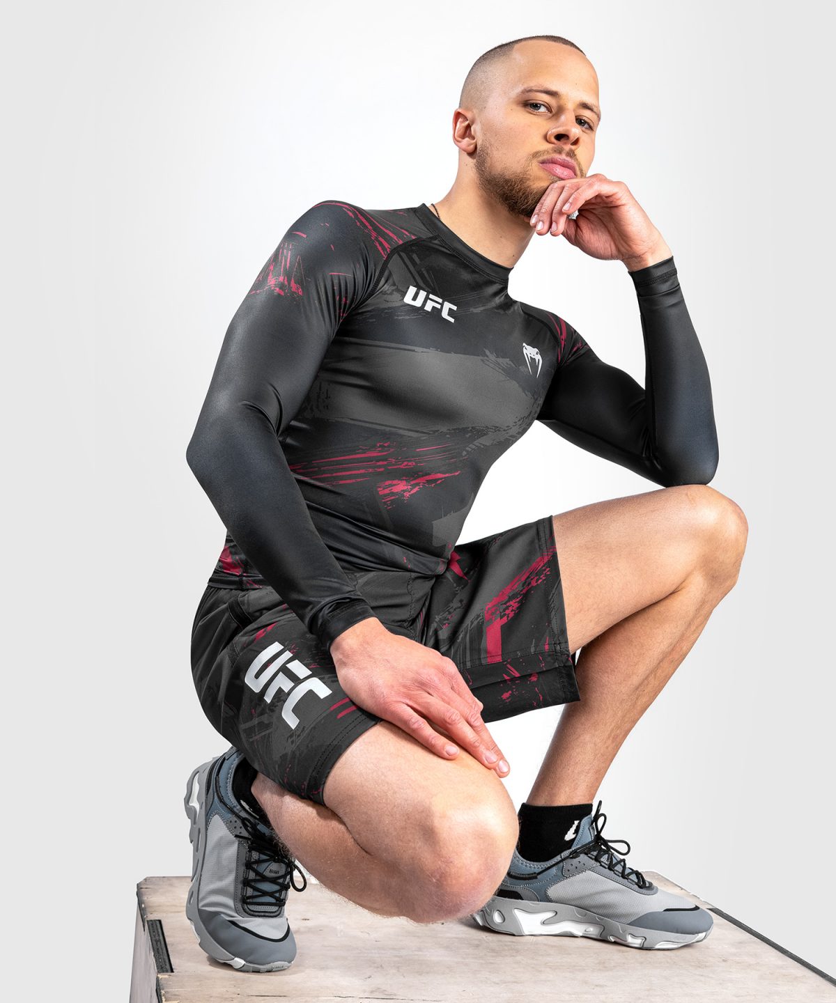 UFC VENUM AUTHENTIC FIGHT WEEK 2.0 LONG SLEEVE RASHGUARD - BLACK & RED - Image 7